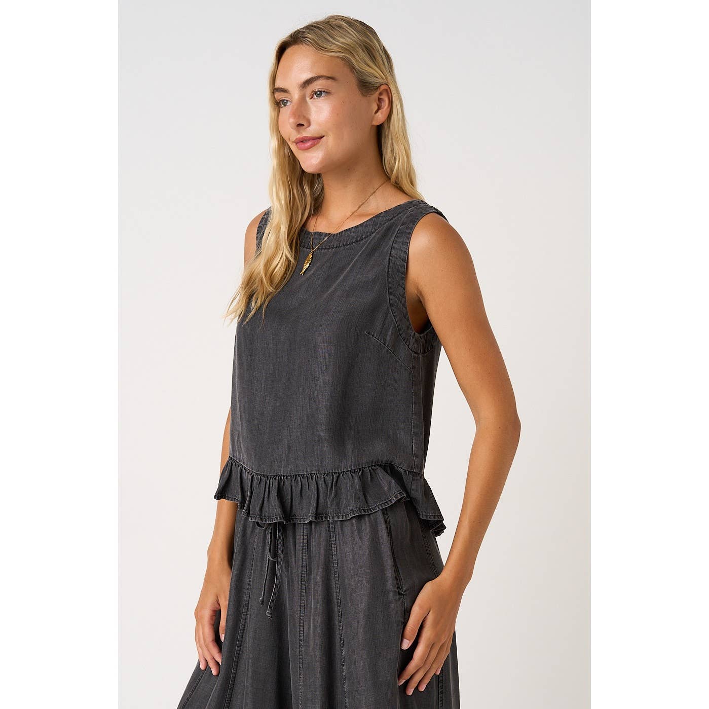 CHAMBRAY RUFFLE TANK