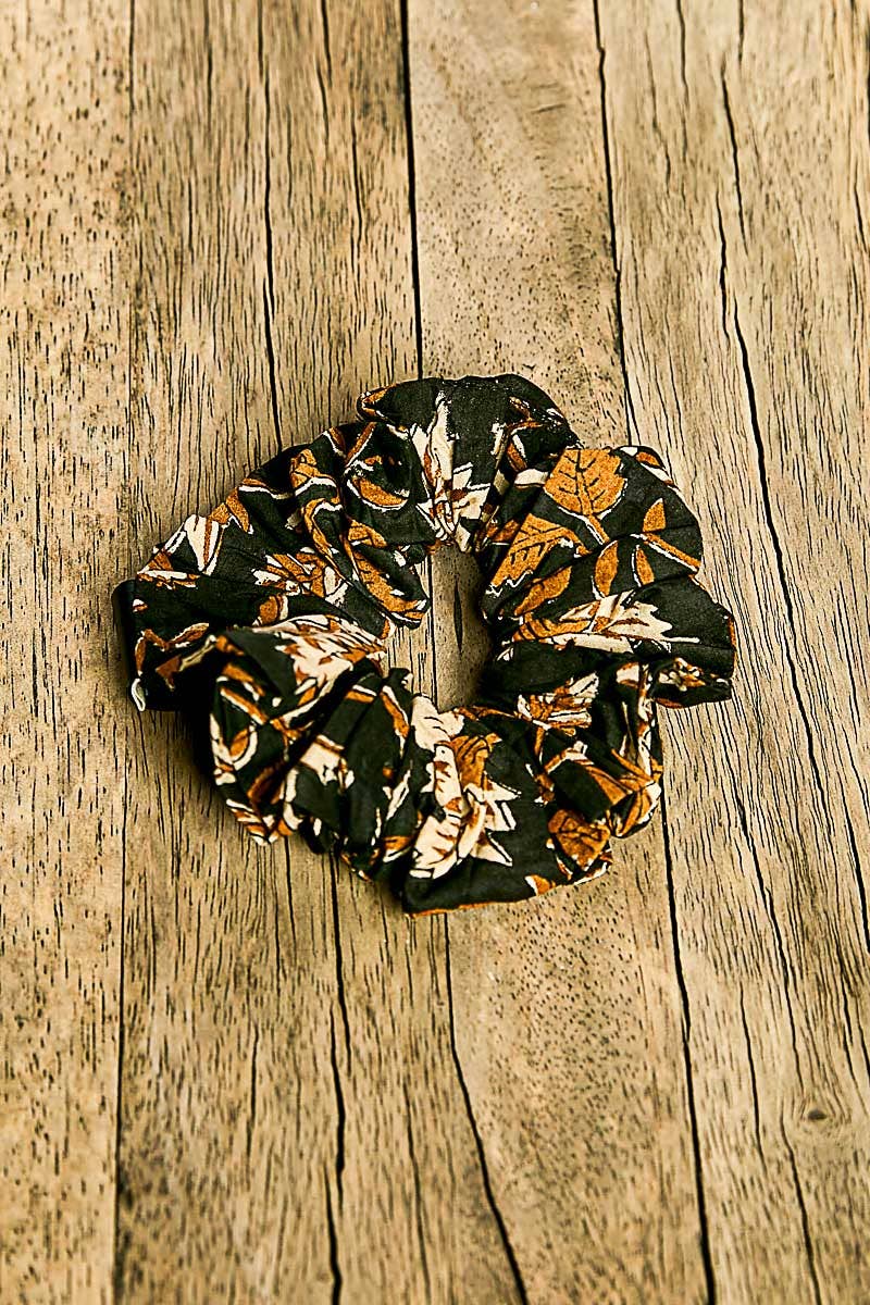 Pol: Floral Print Scrunchie