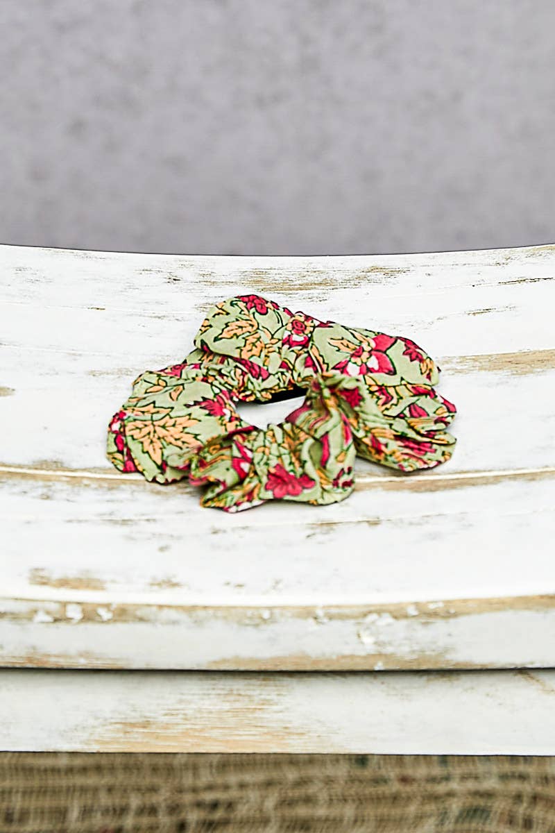 Pol: Floral Print Scrunchie